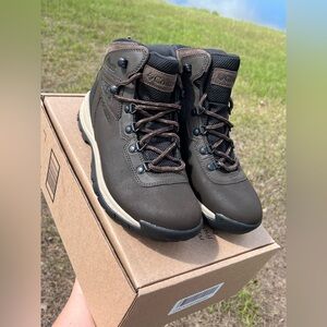 NWOT Columbia Womans Newton Ridge Mid Hiking Boot in Brown 9.5 Wide